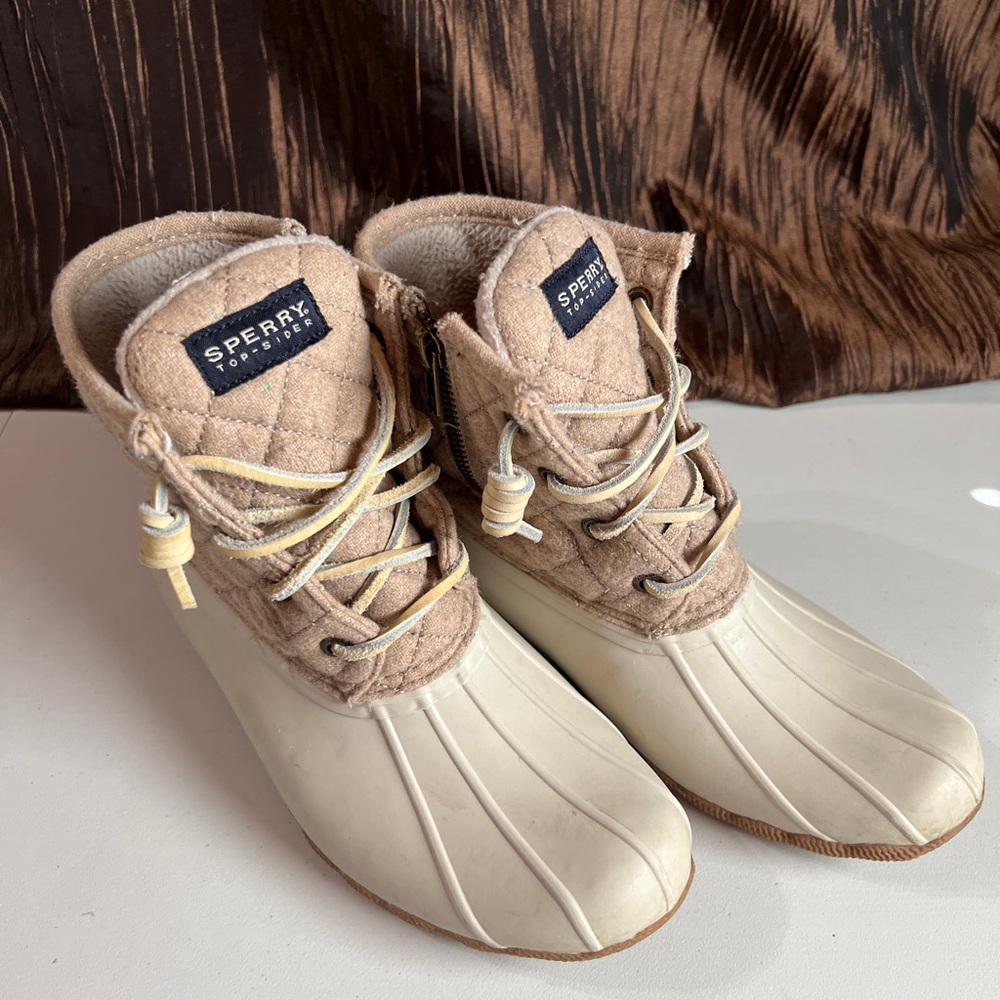Sperry waterproof rubber boots with quilted fabric camel size 6